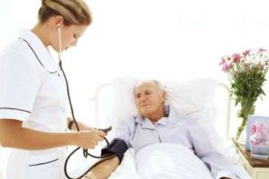 измеряет давление лежачему больному